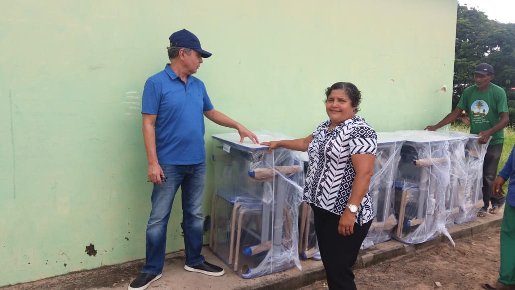 Prefeito entrega um caminhão de carteiras escolares   - Imagem 4