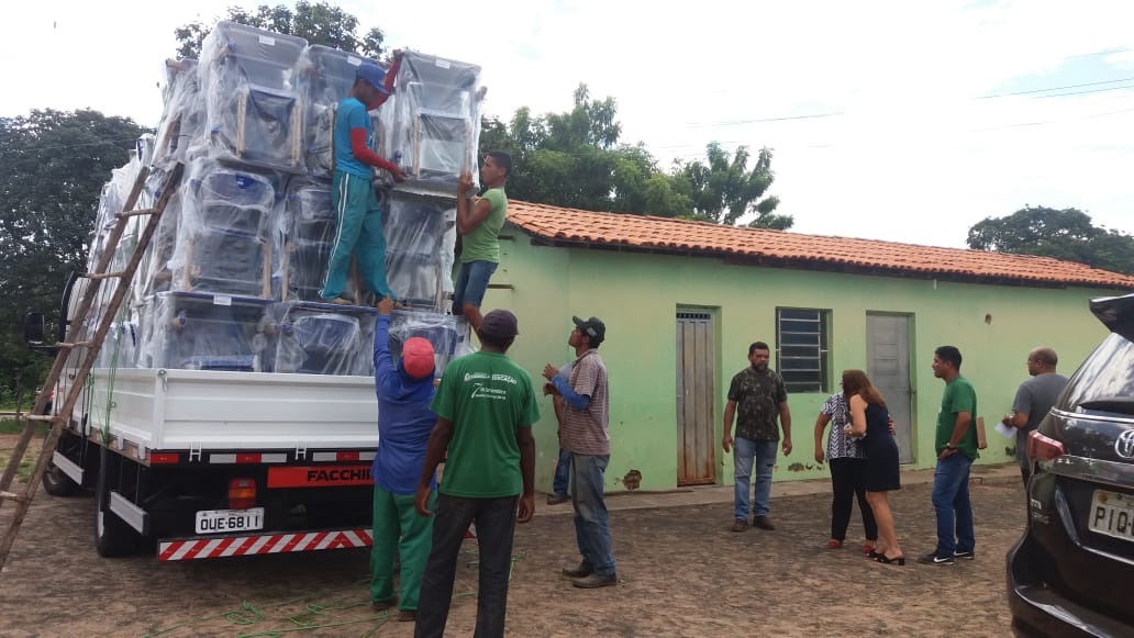 Prefeito entrega um caminhão de carteiras escolares   - Imagem 2