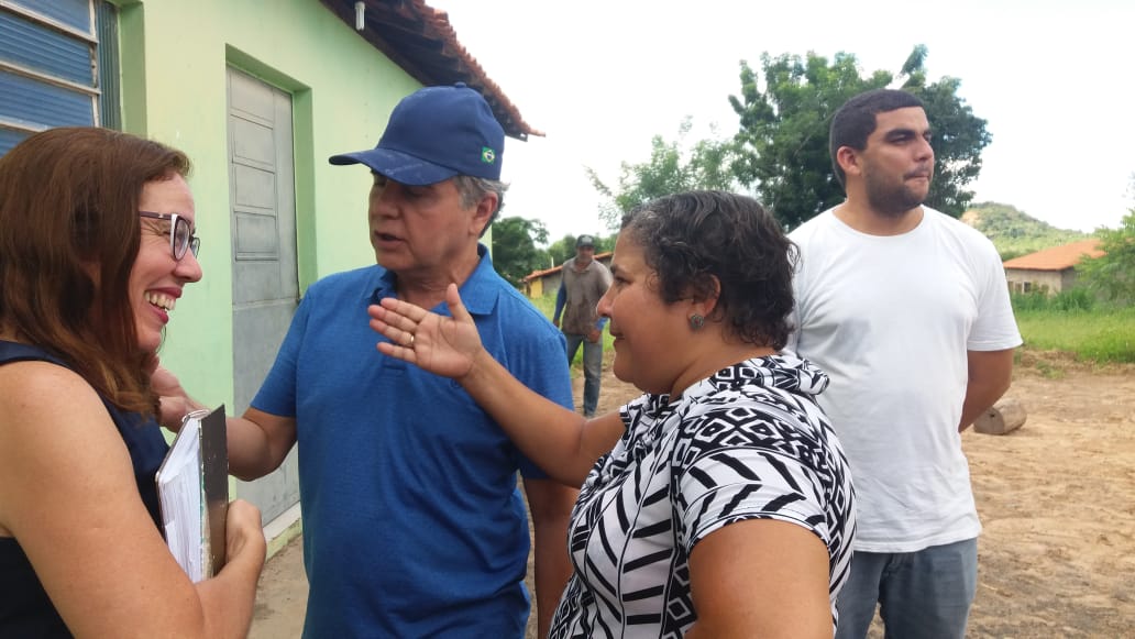 Prefeito entrega um caminhão de carteiras escolares   - Imagem 1