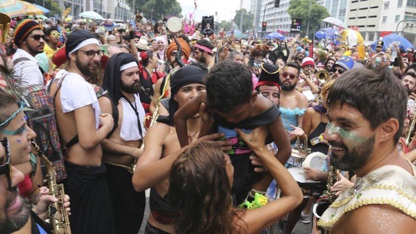 Bloco inteiro se senta até encontrar mãe de menino perdido