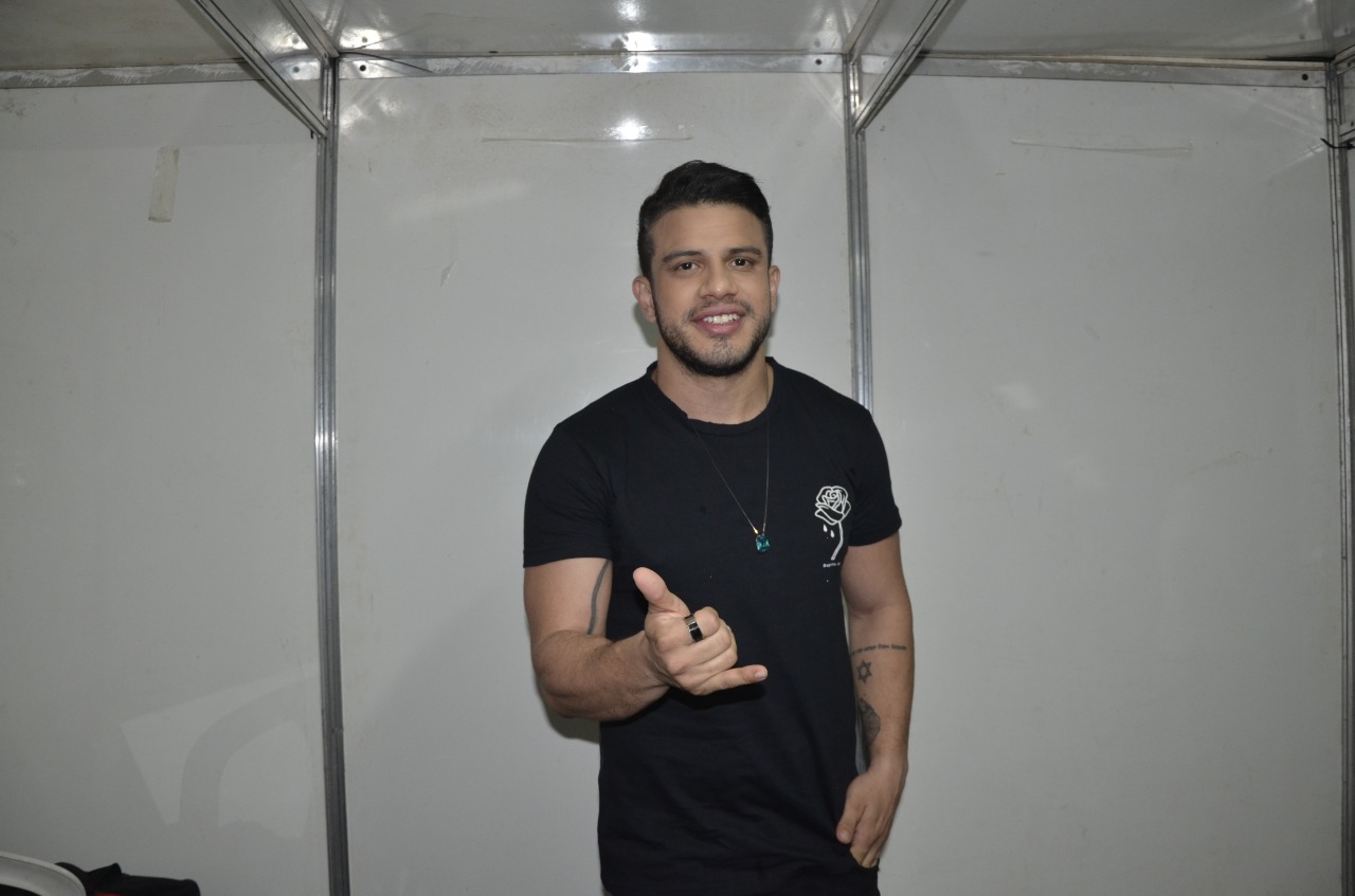 Avine Vinny agita milhares de foliões na terceira noite do Carnaval de Água Branca