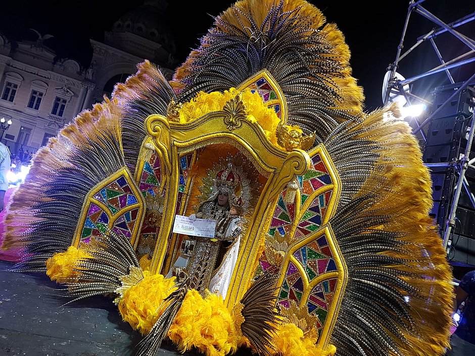 Vestida de santa, pernambucana vence concurso de fantasia LGBT 