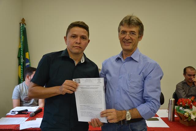 Valmir Barbosa conduziu entrega de termo de posse