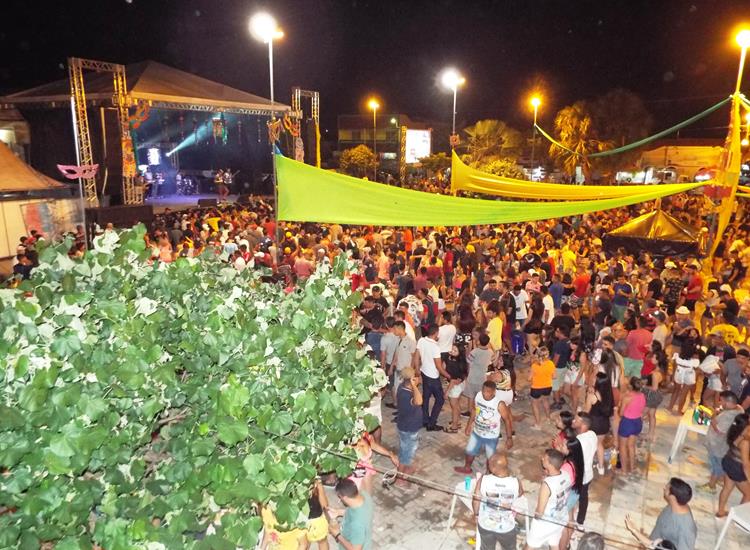 Público lota e se despede do carnaval 2019 ao som de Amor a 1000 e Edu Safadão  - Imagem 53