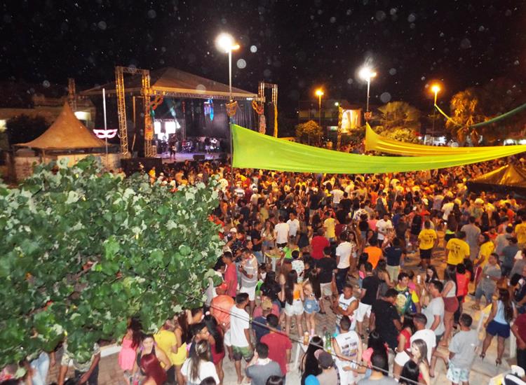 Público lota e se despede do carnaval 2019 ao som de Amor a 1000 e Edu Safadão  - Imagem 16