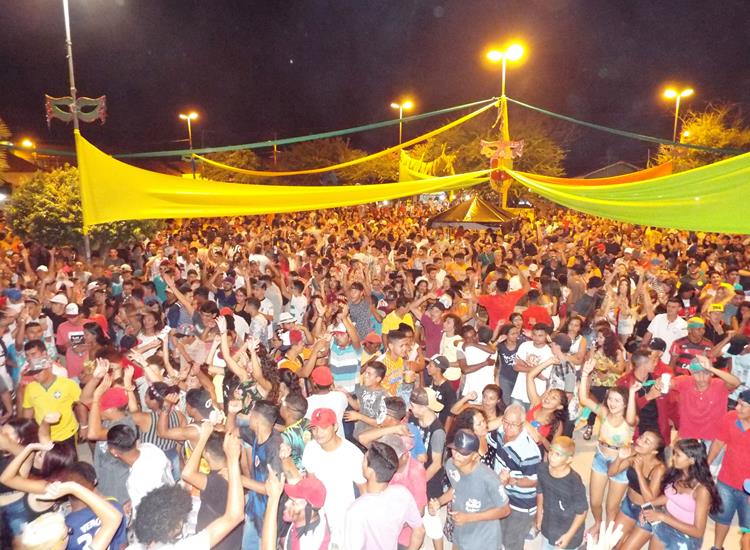 Público lota e se despede do carnaval 2019 ao som de Amor a 1000 e Edu Safadão  - Imagem 44