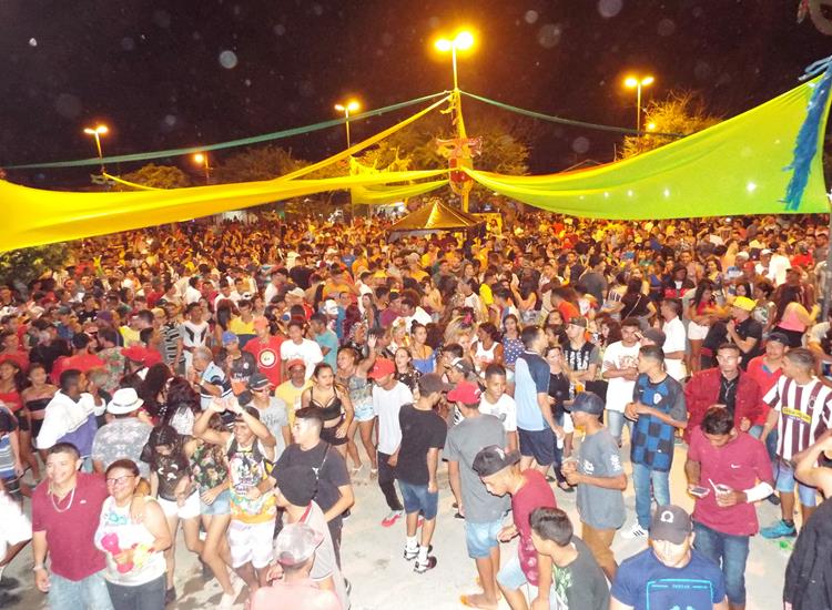 Público lota e se despede do carnaval 2019 ao som de Amor a 1000 e Edu Safadão  - Imagem 27