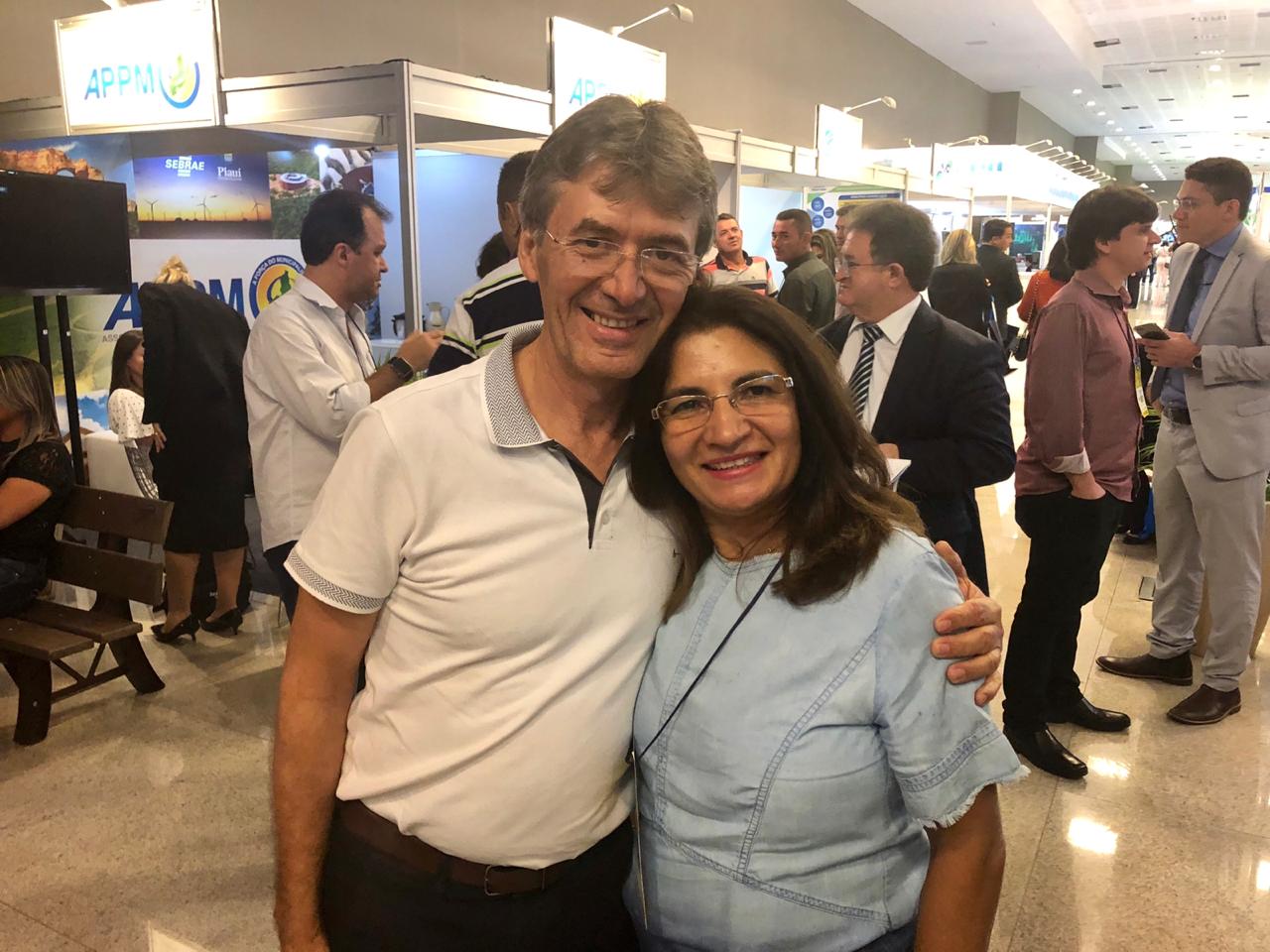 Prefeito Valmir Barbosa com a primeira Dama Valdiva 