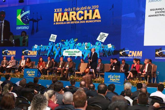 Valmir Barbosa vai à XXII Marcha dos Prefeitos e reúne com senadores - Imagem 1