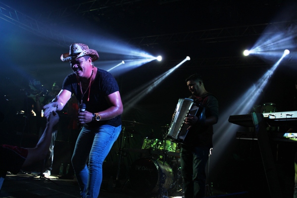 Show com Zé Cantor encerra programação de aniversário de Santo Inácio do Piauí - Imagem 4