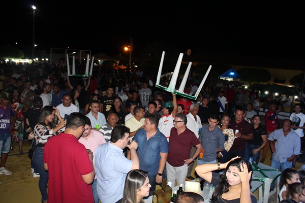 Show com Zé Cantor encerra programação de aniversário de Santo Inácio do Piauí - Imagem 12