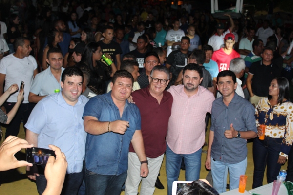 Show com Zé Cantor encerra programação de aniversário de Santo Inácio do Piauí - Imagem 10