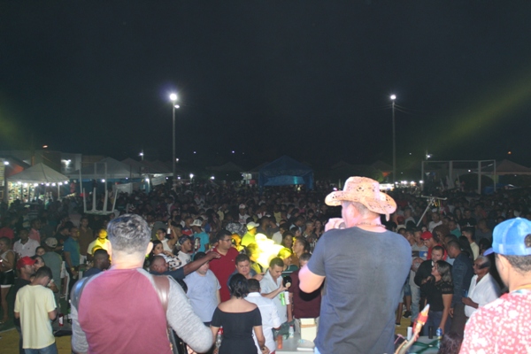 Show com Zé Cantor encerra programação de aniversário de Santo Inácio do Piauí - Imagem 17