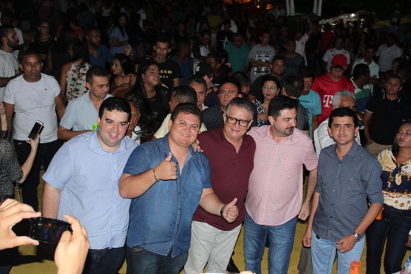 Show com Zé Cantor encerra programação de aniversário de Santo Inácio do Piauí - Imagem 9