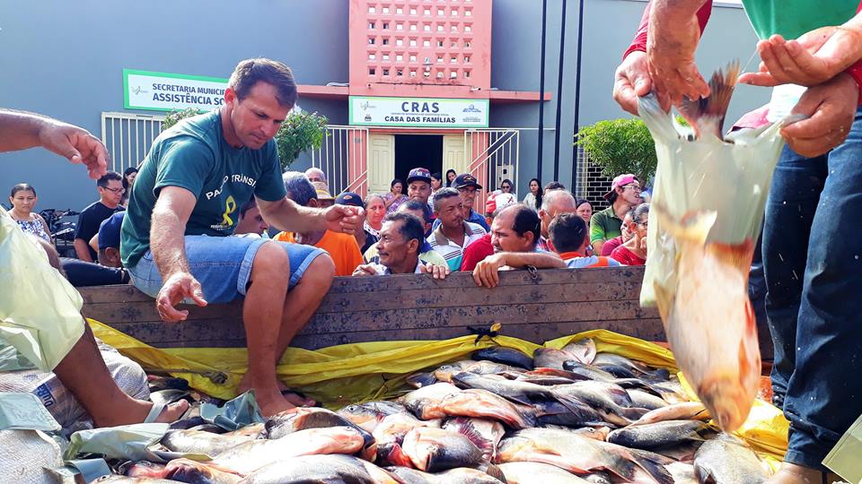 Prefeito Genival Bezerra participa da tradicional entrega de peixes da Semana Santa - Imagem 9