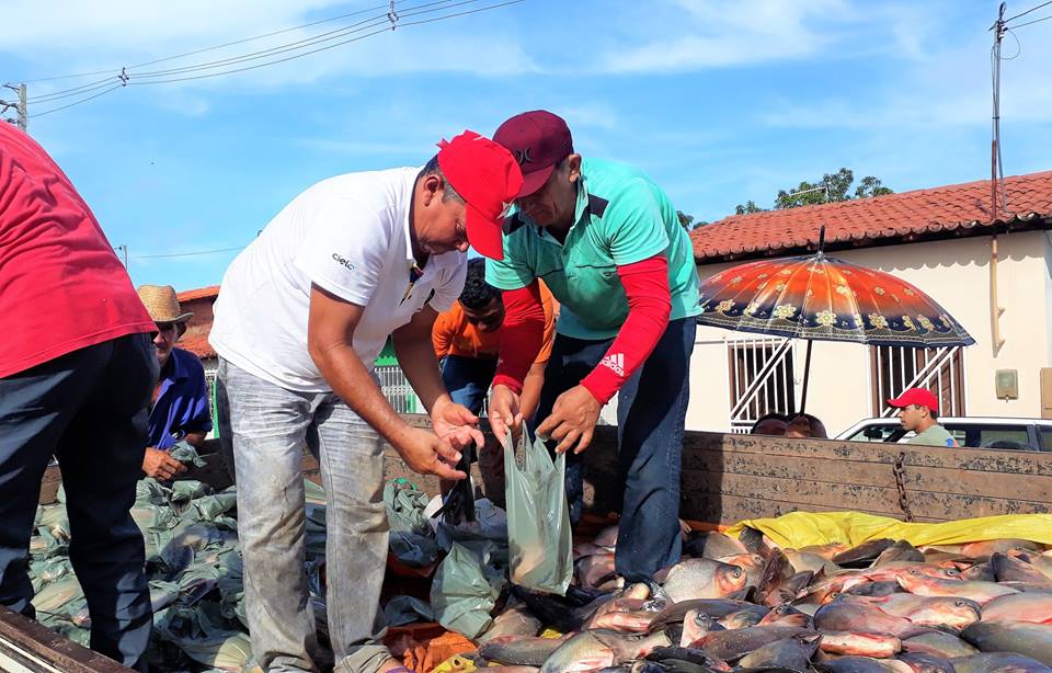 Prefeito Genival Bezerra participa da tradicional entrega de peixes da Semana Santa - Imagem 5