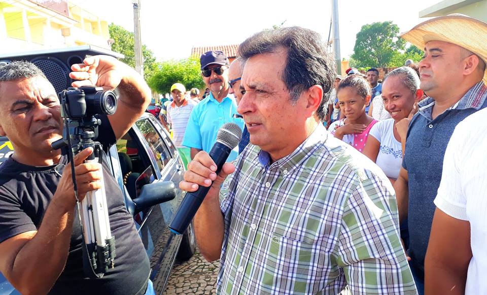 Prefeito Genival Bezerra participa da tradicional entrega de peixes da Semana Santa - Imagem 3