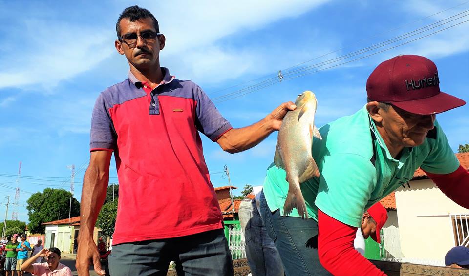 Prefeito Genival Bezerra participa da tradicional entrega de peixes da Semana Santa - Imagem 2