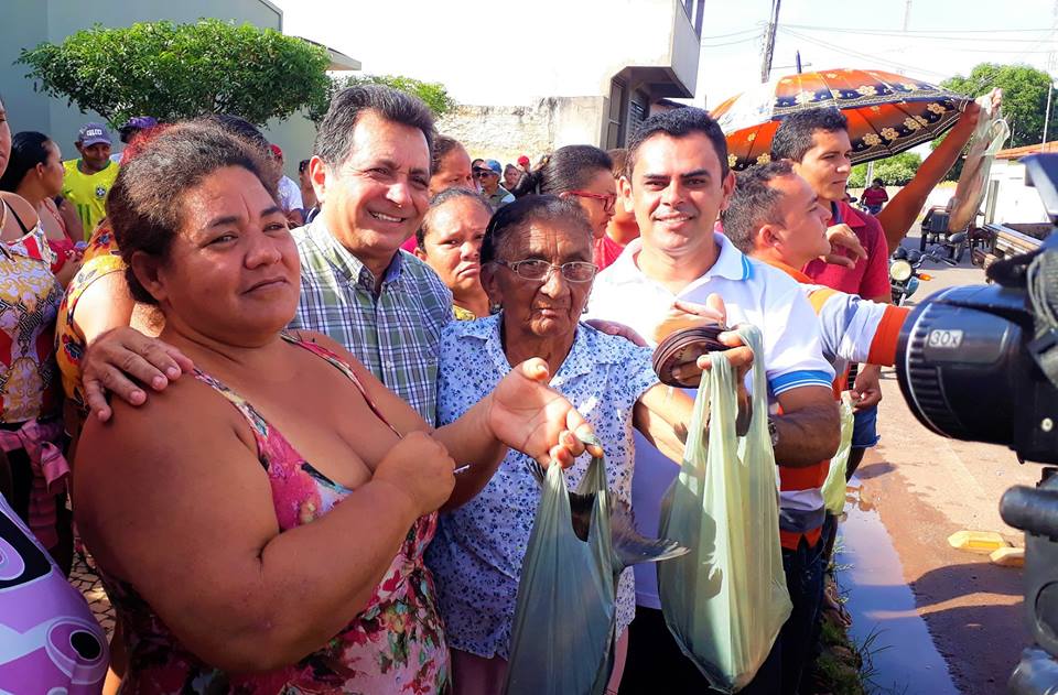 Prefeito Genival Bezerra participa da tradicional entrega de peixes da Semana Santa - Imagem 1