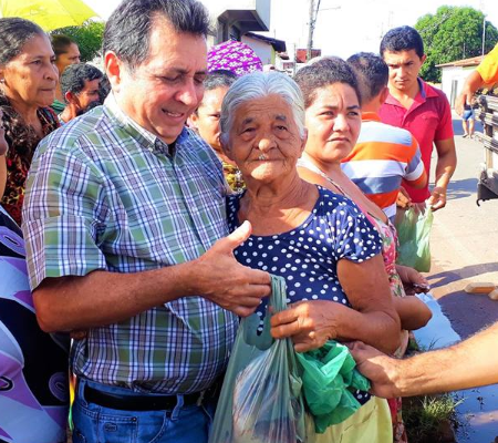 Prefeito Genival Bezerra participa da tradicional entrega de peixes da Semana Santa