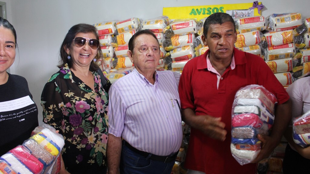 Dr. Wagner Coelho entrega pessoalmente 2 mil cestas básicas em Uruçuí - Imagem 5