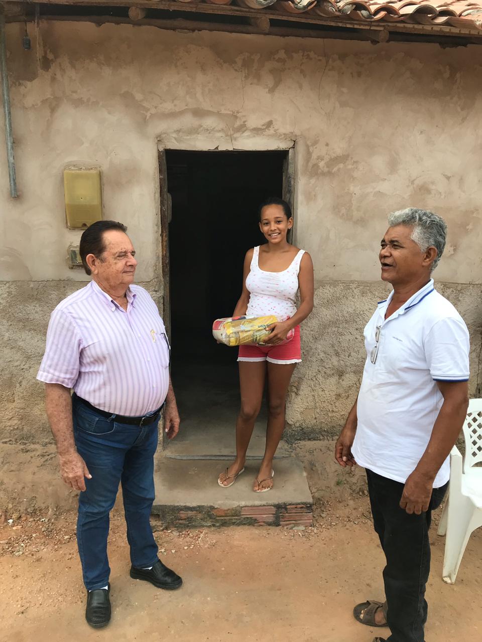 Prefeito de Uruçuí entrega cestas básicas no interior - Imagem 1