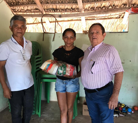 Prefeito de Uruçuí entrega cestas básicas no interior