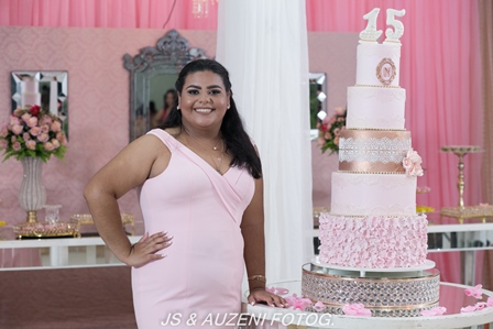 Luxo e glamour na festa de 15 anos de Maria Náaria - Imagem 7