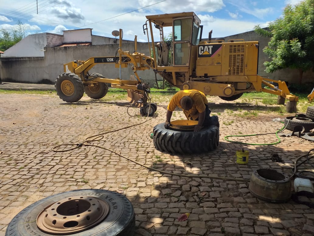 Prefeito equipa todas às máquinas com pneus novos  - Imagem 1