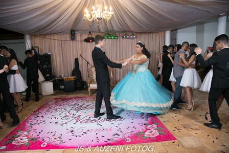 Luxo e glamour na festa de 15 anos de Maria Náaria - Imagem 13