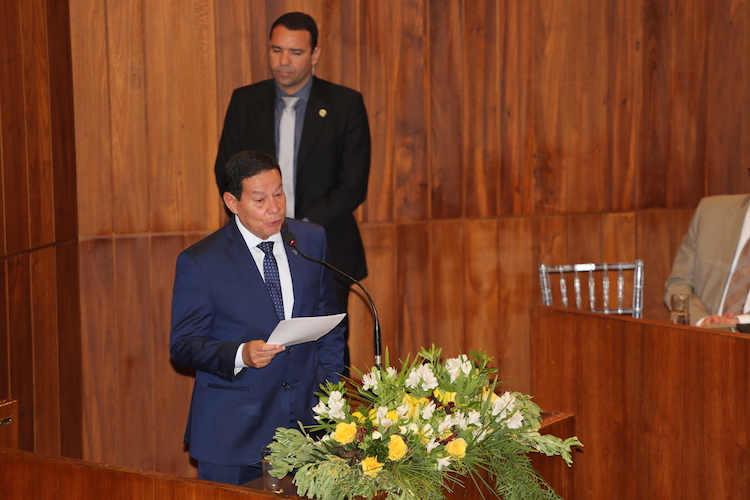 General Mourão se emociona e diz que o país passa por sérios desafios - Imagem 25