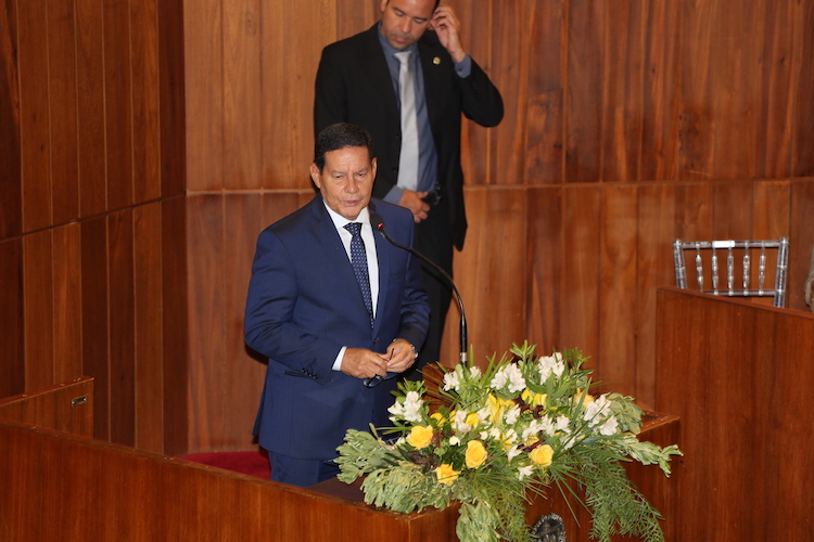 General Mourão se emociona e diz que o país passa por sérios desafios - Imagem 18