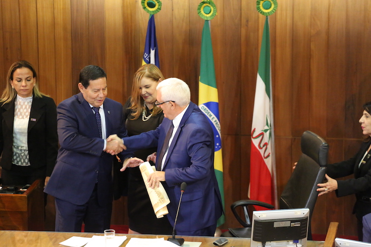 General Mourão se emociona e diz que o país passa por sérios desafios - Imagem 6