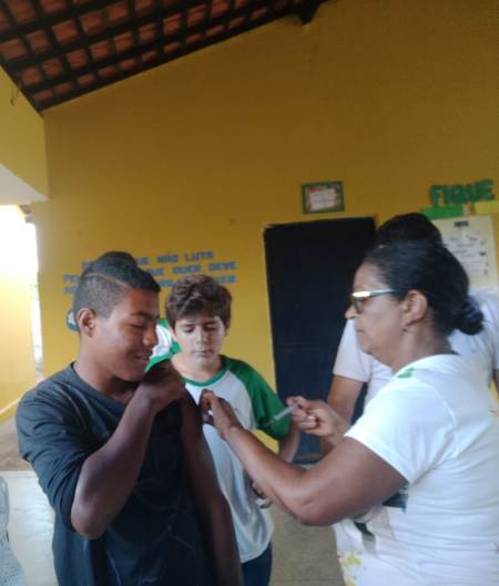 Secretaria de saúde realiza campanha de vacinação em escolas do município 