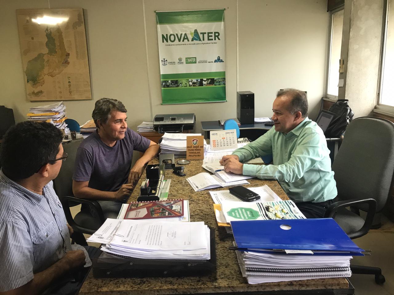 Prefeito busca melhorias para o homem do campo e famílias carentes  - Imagem 2