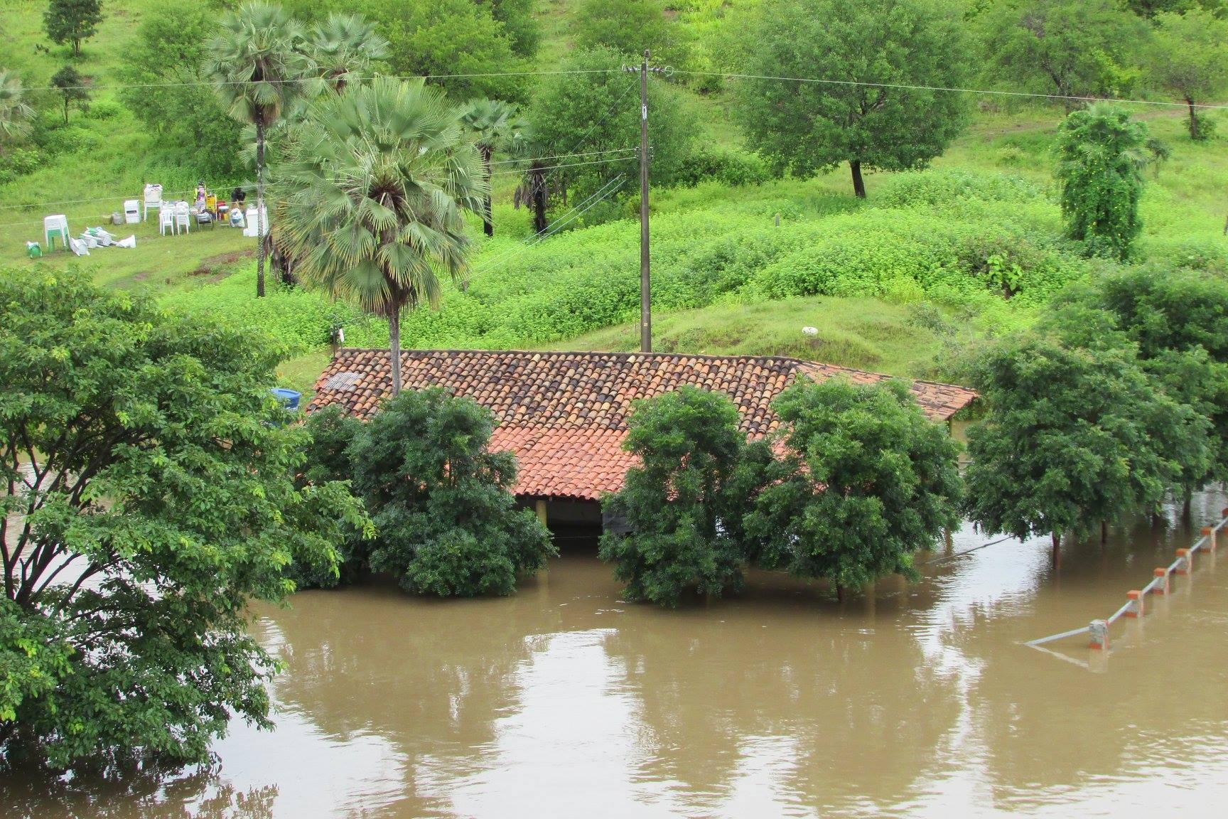 Em São João da Serra, Rio Poty transborda e invade bares e casas. Confira fotografias! - Imagem 1