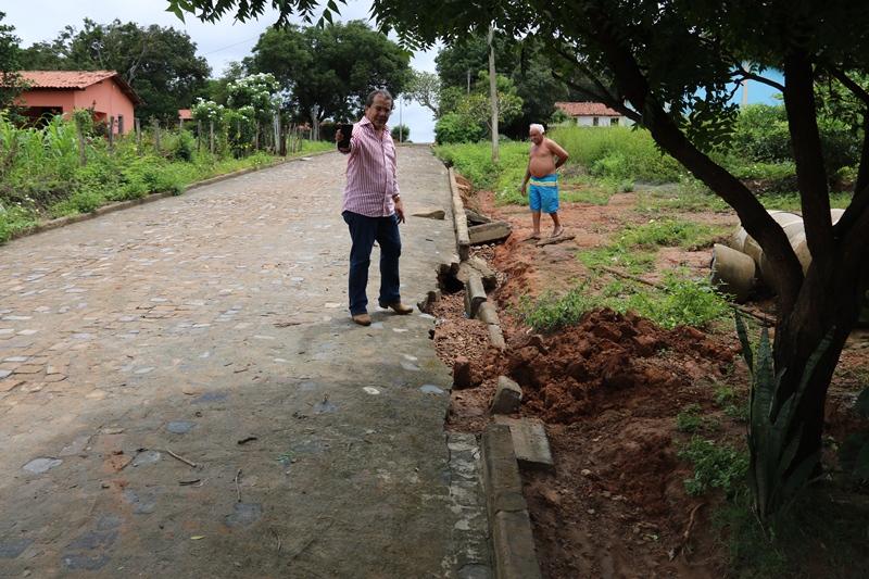 Jonas Moura vistoria estradas vicinais de Água Branca.