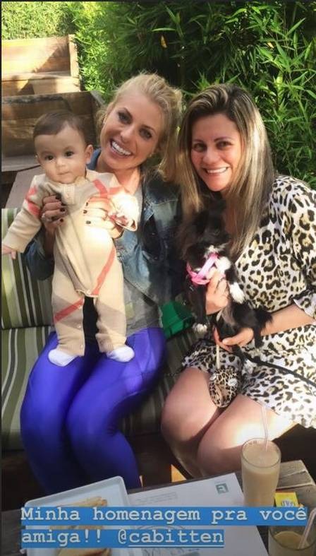 Caroline Bittencourt e a amiga, a estilista Sarah Salomão: homenagem