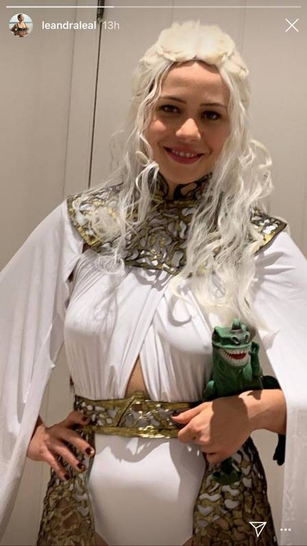 Leandra se fantasiou de Daenerys Targaryen, da série de sucesso