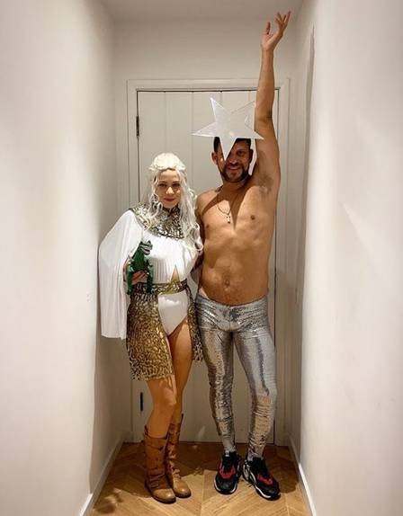 Leandra Leal se diverte em festa à fantasia com o ex-BBB Aslan