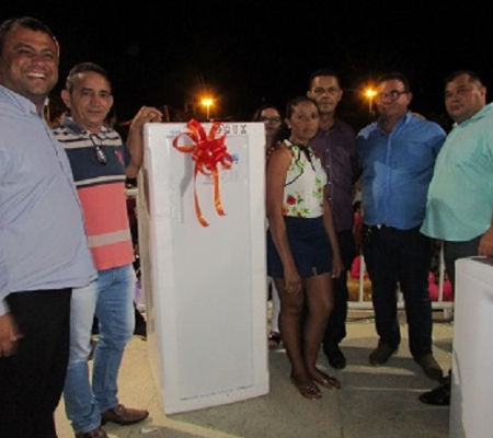 Prefeito Ananias André entrega geladeira e vários prêmios para as mães em festa 
