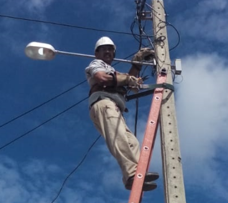 Prefeitura de Água Branca realiza manutenção do sistema de iluminação pública