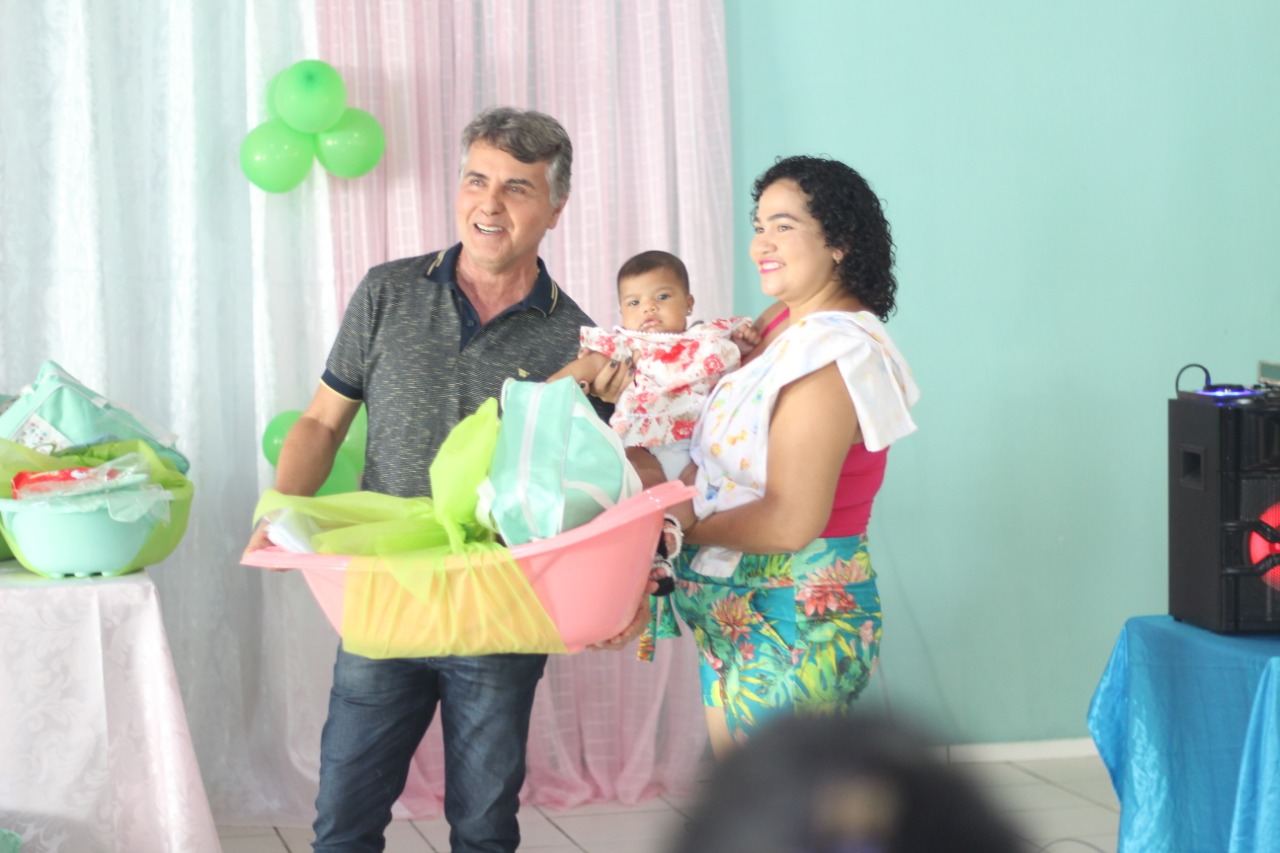 Grávidas recebem enxovais com a presença do prefeito João Luiz - Imagem 4