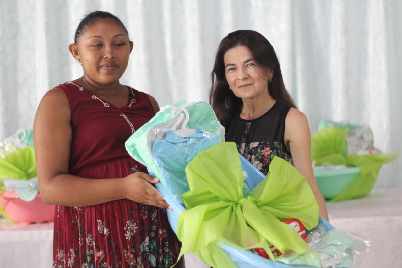 Grávidas recebem enxovais com a presença do prefeito João Luiz - Imagem 3