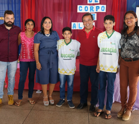 Prefeitura de Água Branca entrega novas fardas para alunos da rede municipal de ensino