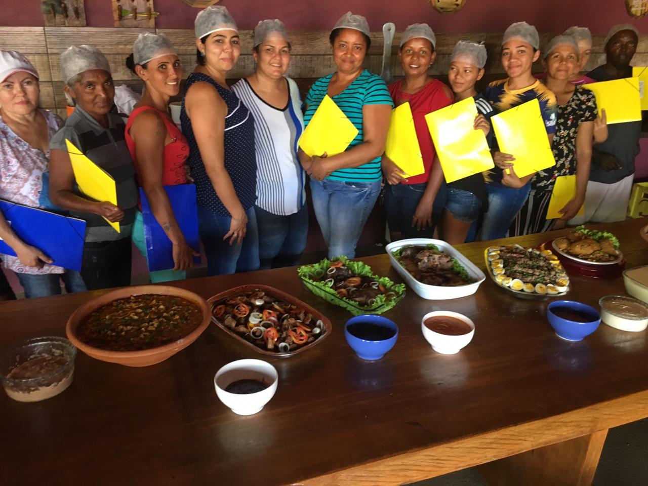 Donos de barracas participam de curso de comida de boteco