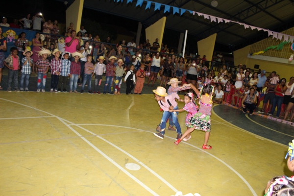 Escolinha Tia Loura realizou  arraiá com crianças - Imagem 40