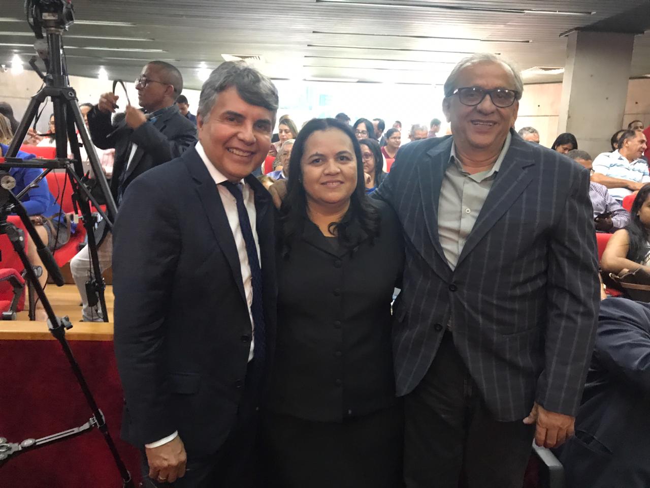Prefeito João Luiz prestigia posse da monsenhorgilense Elisângela Moura  - Imagem 4