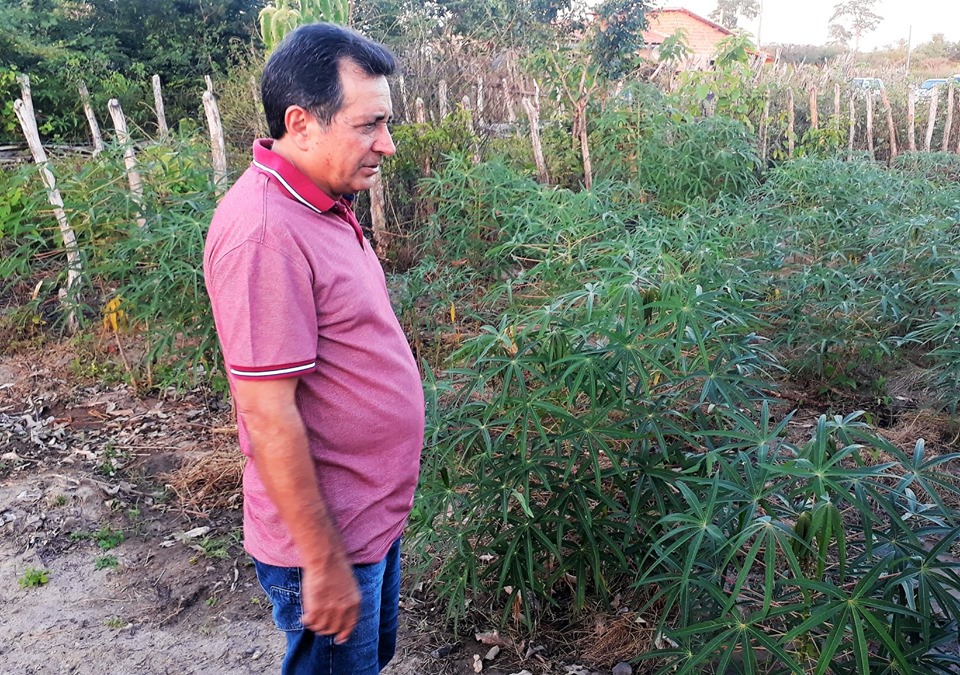 Prefeito Genival Bezerra visita horta comunitária na zona rural - Imagem 2