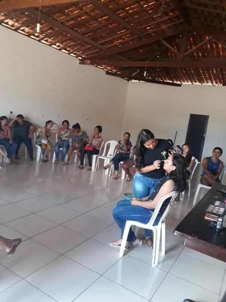 Jovens participam de curso de maquiagem no CRAS - Imagem 1